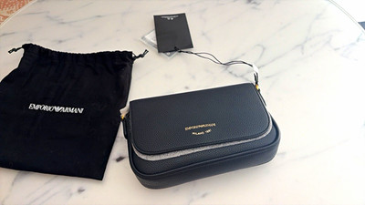 Emporio Armani Damen Umhängetasche Leder Schwarz Logo Reißverschluss mit Beutel