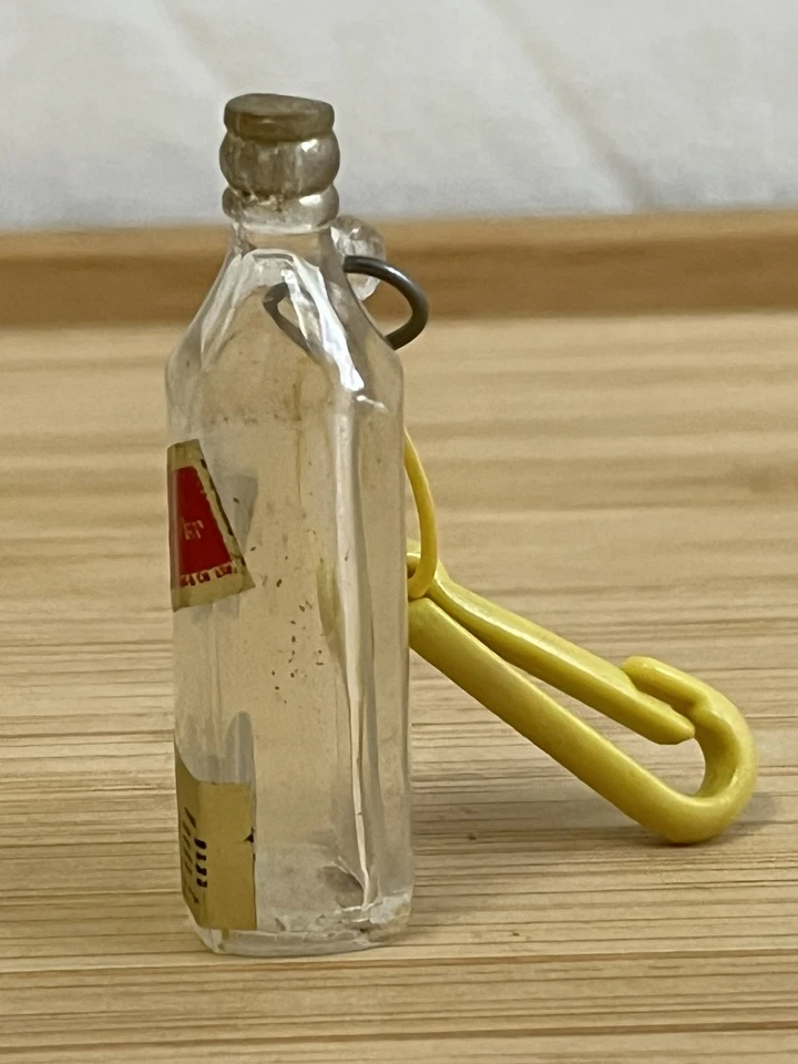 RARO DE COLECCIÓN 1980 Johnnie Walker Amarillo Plástico Clip Collar Dije Foto 4 de 4