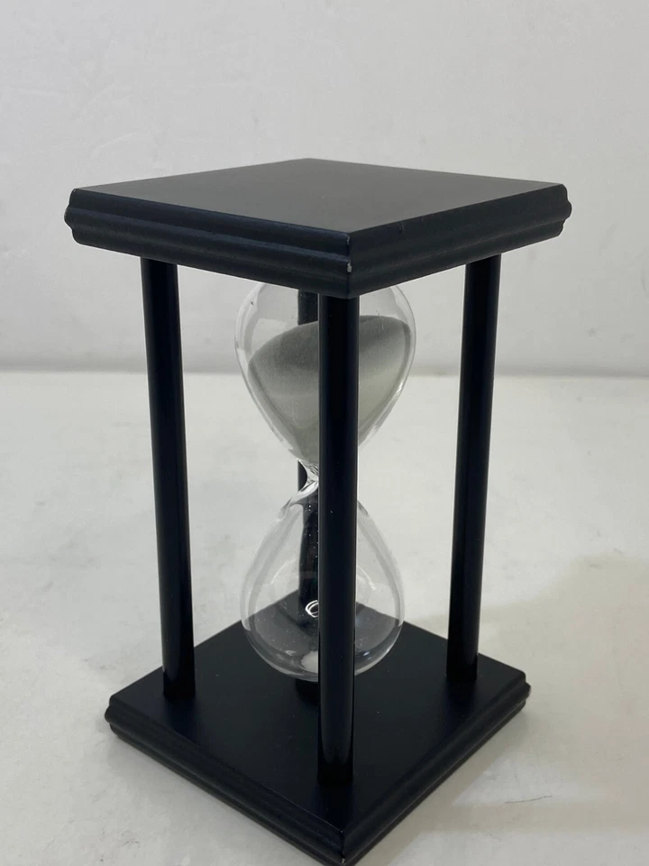 🐞 TEMPORIZADOR DE RELÓGIO DE AMPULHETA DE VIDRO MADEIRA PRETO CLARO BRANCO AREIA BRINQUEDO 5,5"x3" em excelente estado usado - Imagem 3 de 4