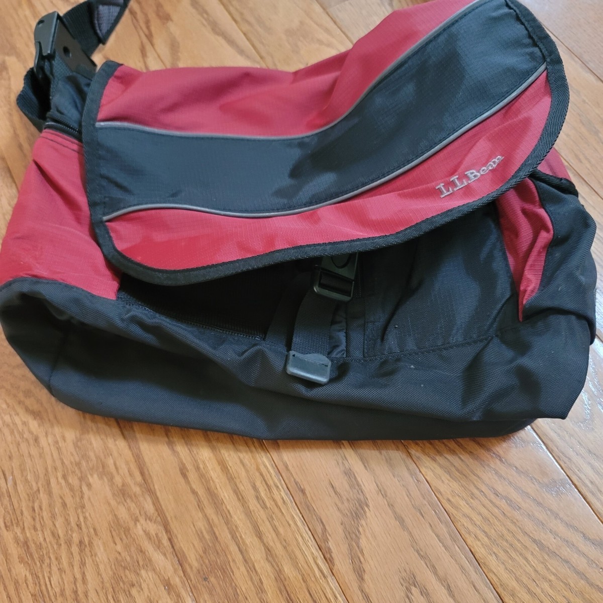 LL Bean Burgundy Nylon  Messenger Book Bag LL Bean Burgundy Nylon Messenger Book Bag | eBay main image 4