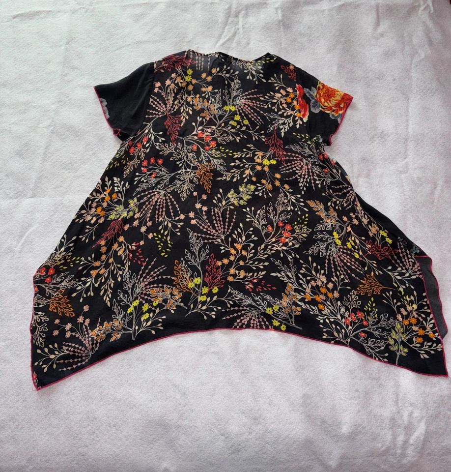 Blusa túnica Johnny Was Biya pequeña negra con estampado floral boho artística swing abertura Foto 2 de 4