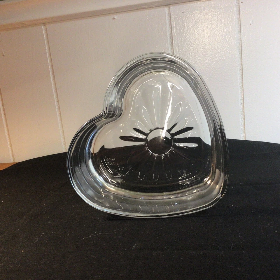 6 英寸宽 x 5.5 英寸长 x 2.25 英寸高 Libbey 重型玻璃心形碗糖果装饰盘 — 第 2/4 张图片