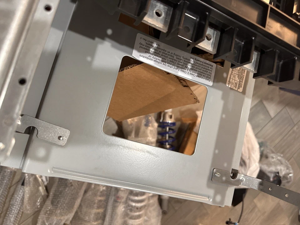 Panel de iluminación trifásico Siemens P1E30MC250AT P1 sin montar, 250A, 480Y/277 Foto 3 de 4