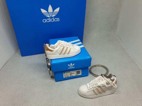 ADIDAS SUPERSTARS GOLD 3D MINI TRAINER / SNEAKER KEYRINGS GIFT BOXED - FAST UK - Picture 5 of 7