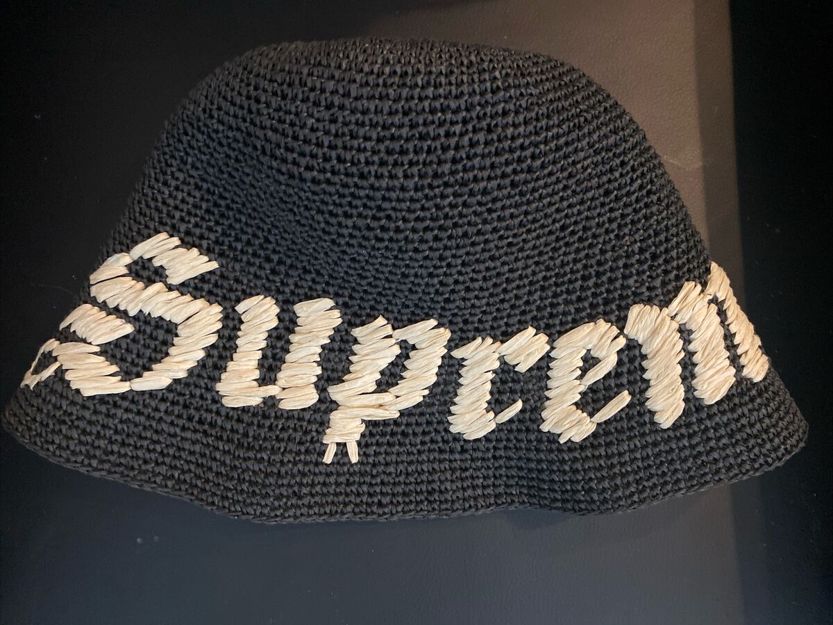 SS23 SUPREME OLD ENGLISH PAPER STRAW CRUSHER BUCKET HAT SS23 SUPREME OLD ENGLISH PAPER STRAW CRUSHER BUCKET HAT