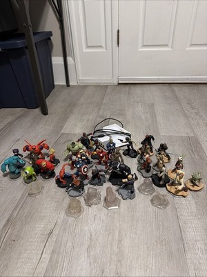 Disney Infinity 2.0 & 3.0, 30 Figures & Base - Star Wars, Marvel, Disney, etc