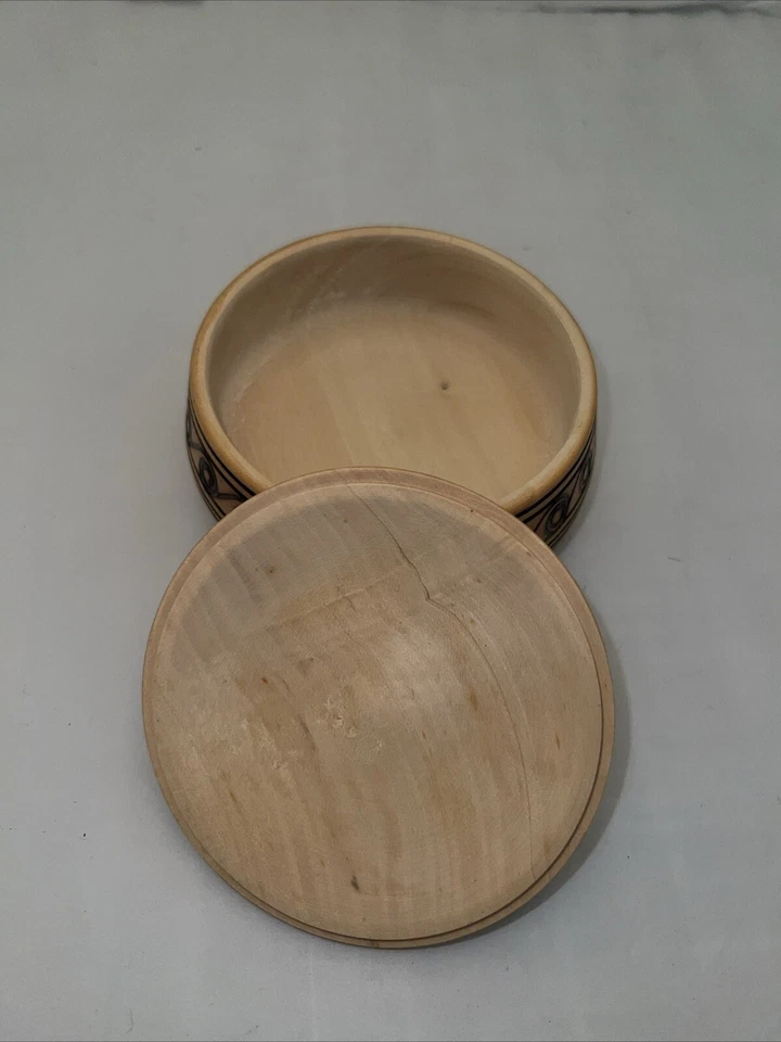 Polish Hand carved wooden trinket box with intricate design - Image 3 of 4