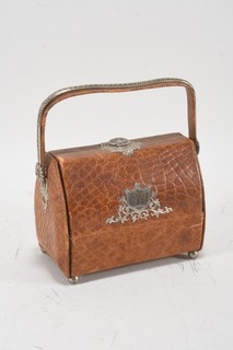 Q96J86 Antiker kleiner Schmuckkoffer 19.Jh geprägtes Leder Metallbeschläge