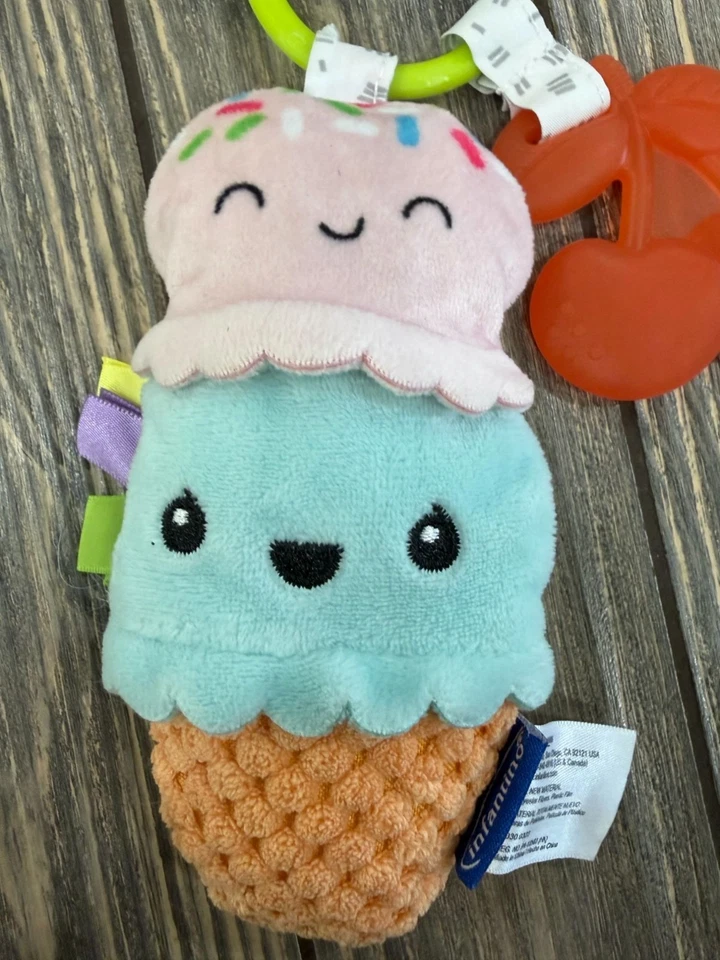 Sonajero de cono de helado Infantino con anillo para bebés - con cerezas Foto 3 de 4