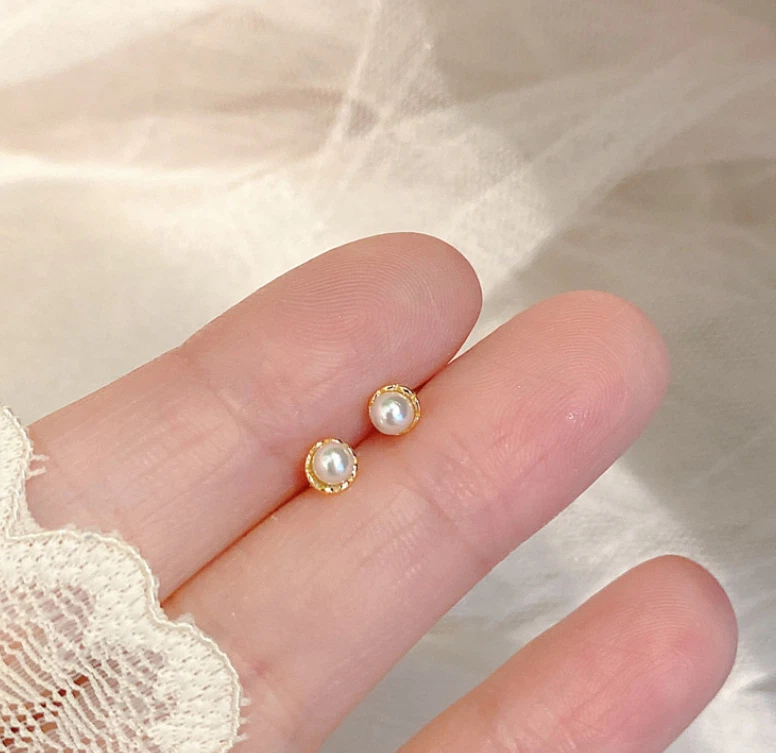 Pequeños aretes de plata de ley 925 con perlas con tornillo trasero caja de regalo de 4 mm Foto 4 de 4