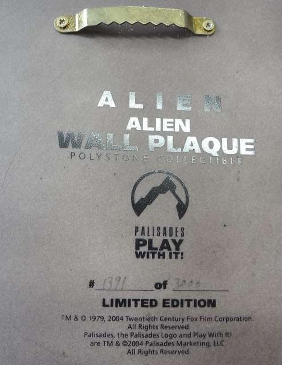 Rare Alien Wall Plaque Plate by Palisades Toys Limited 3000 Opened