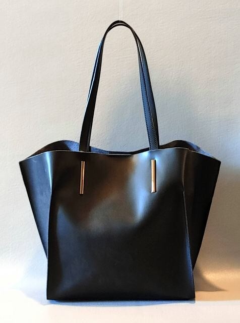 VERA PELLE BLACK LEATHER FLAT BOTTOM TRAPEZE TOTE BAG