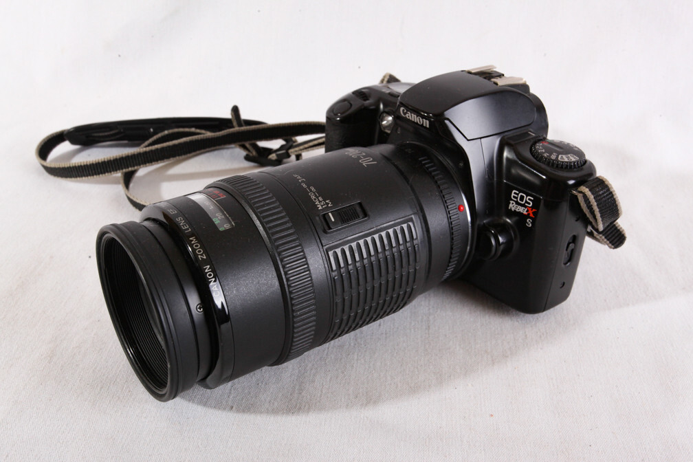 Canon EOS Rebel XS SLR 35mm Camera w CAnon 70-210mm f/4.0 EF Zoom