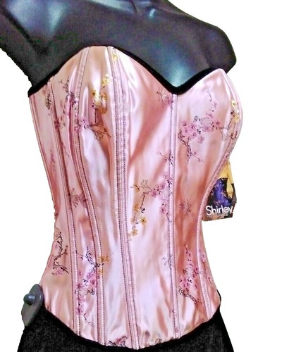 Il top in pizzo che fa tendenza: ecco come indossarlo oggi Il top in pizzo che fa tendenza: ecco come indossarlo oggi