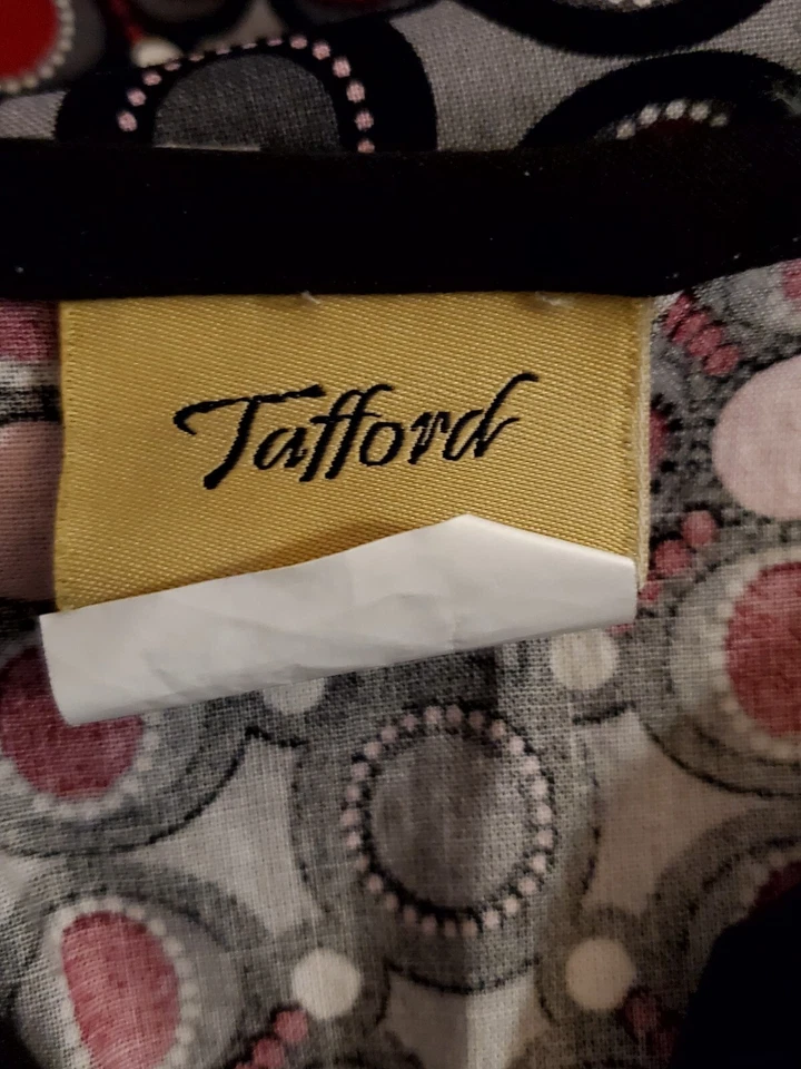 TAFFORD Scrub Top size M-Black/Pink/Grey Geometric Print-Chest 23"L 27" - Image 3 of 4