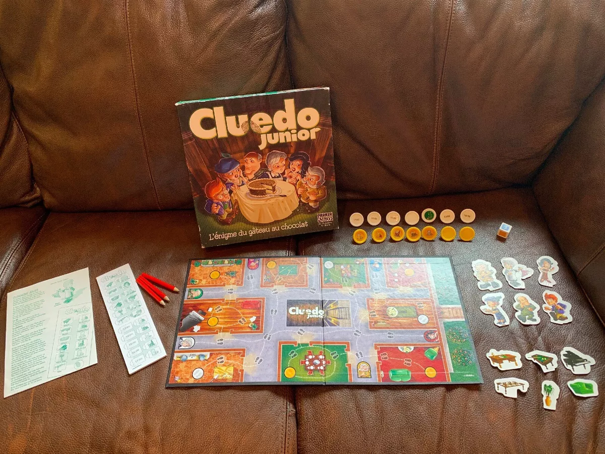 2003 CLUEDO Junior Board Game by Hasbro #00409 French Clue