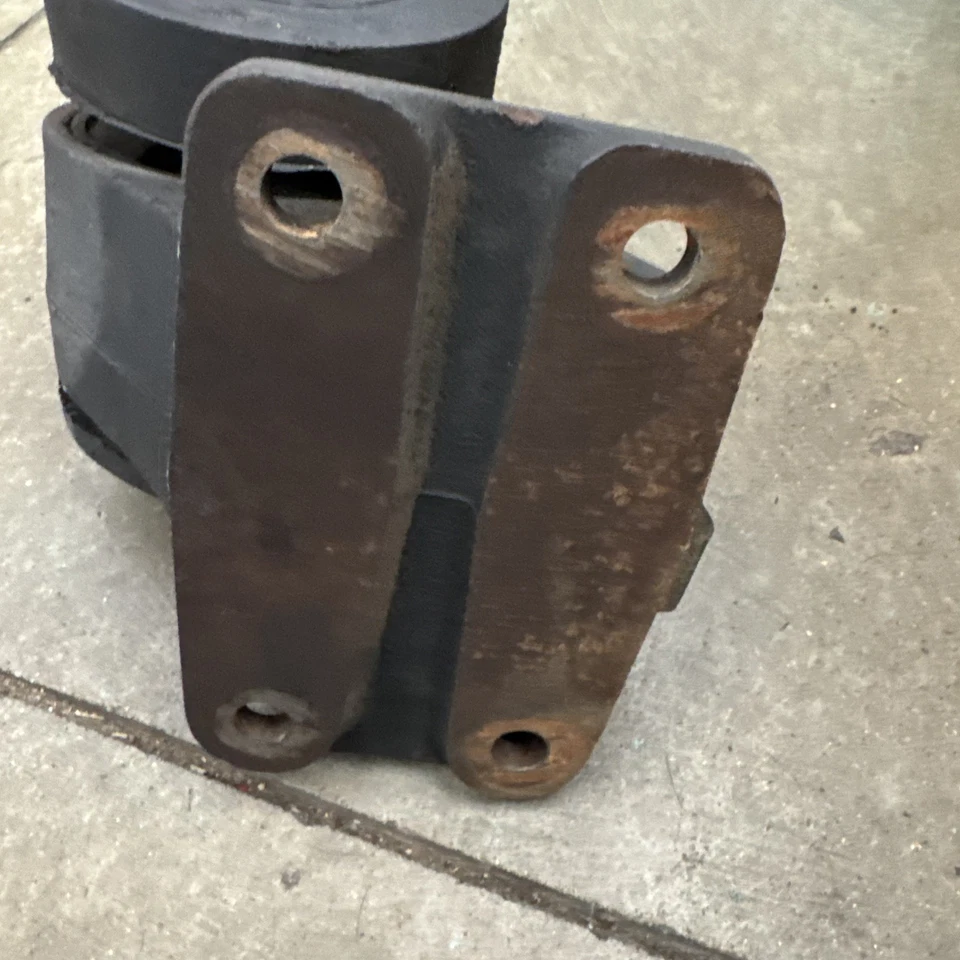 99-02 Dodge Ram 2500 5.9 Dsl 24V passenger right motor mount bracket with bolts - Image 3 of 4