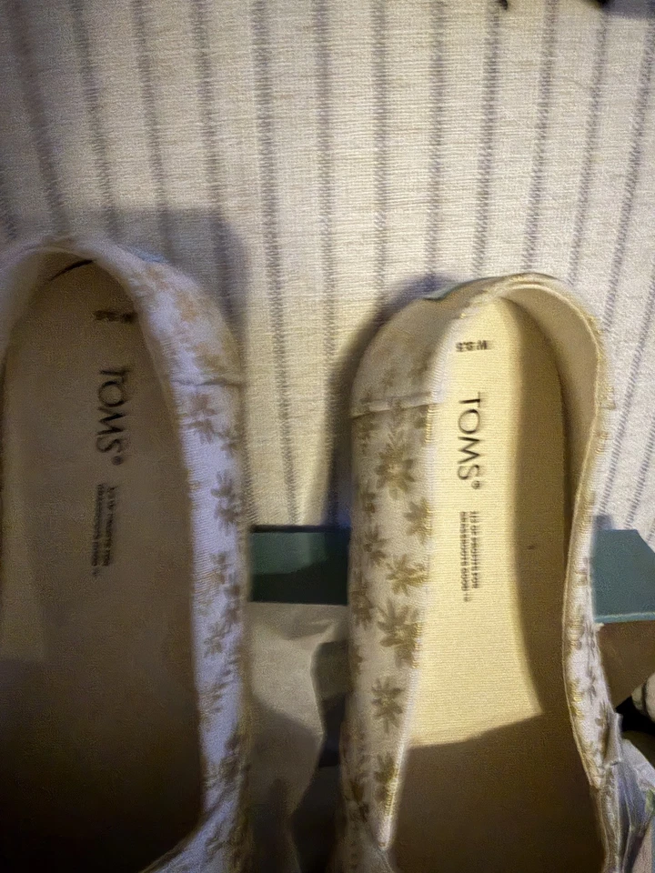Toms Feminino Alpargata Flats Flores Florais Folha de Ouro Natural Tamanho 9.5 Novo na Caixa - Imagem 4 de 4