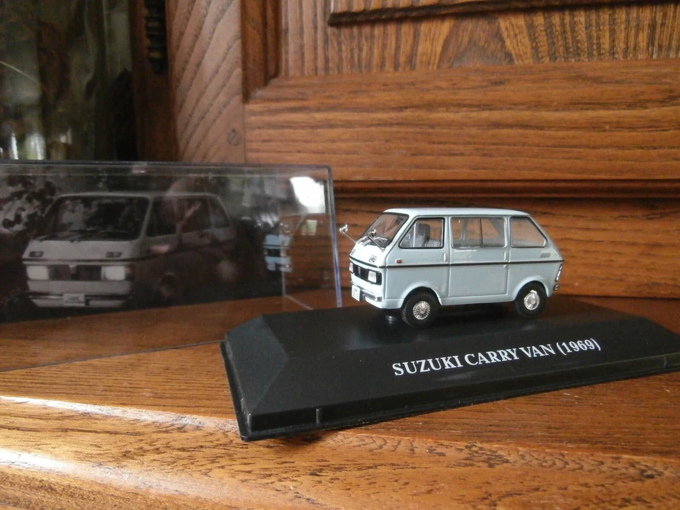 SUZUKI CARRY VAN & Micro Voiture d'antan & 1969 & 1/43e - Photo 3/4