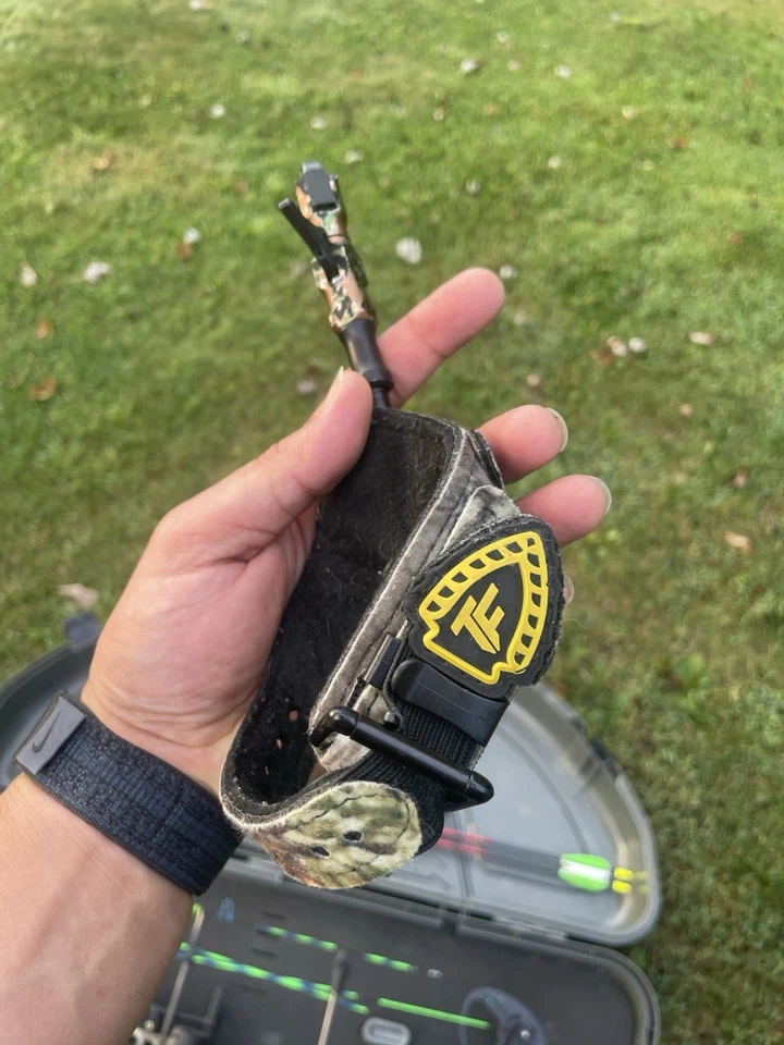 Diamond Infinite Edge Compound Bow w/ Hard Case, 2 Arrows, Release & New String - Image 3 of 4