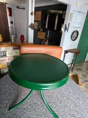 Metal patio side table - Image 1 of 3