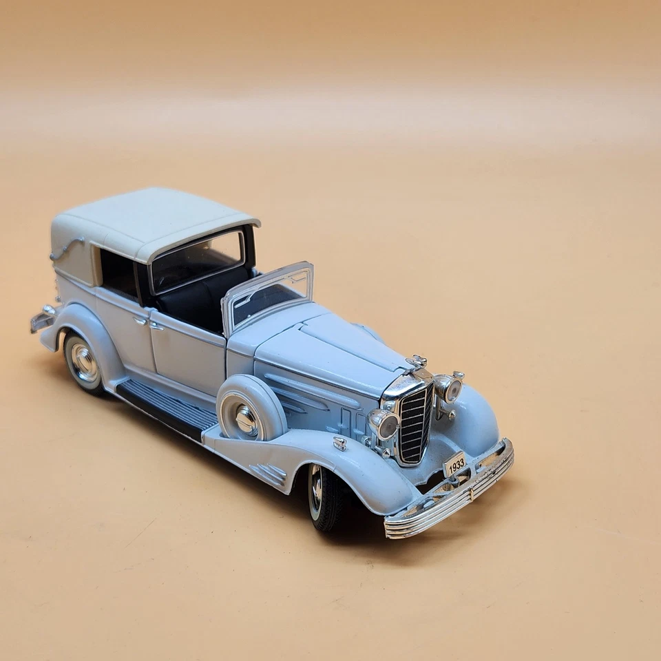Vintage 1933 Cadillac Town Car Diecast Model 1:24 Hood Opens Detailed Engine - Image 3 of 4