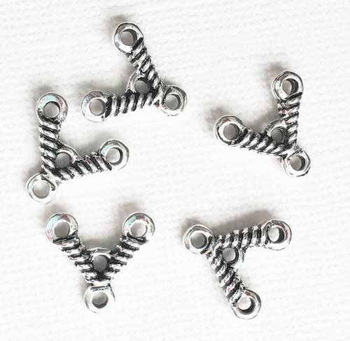 20 pz di collegamento connettore argento antico con 3 anelli 14x13mm - Foto 2 di 3