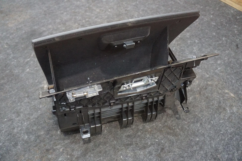 Guantera de tablero compartimento de almacenamiento OEM 51457077827 Bmw 335i 328i M3 E90 2008-2013 Foto 2 de 4