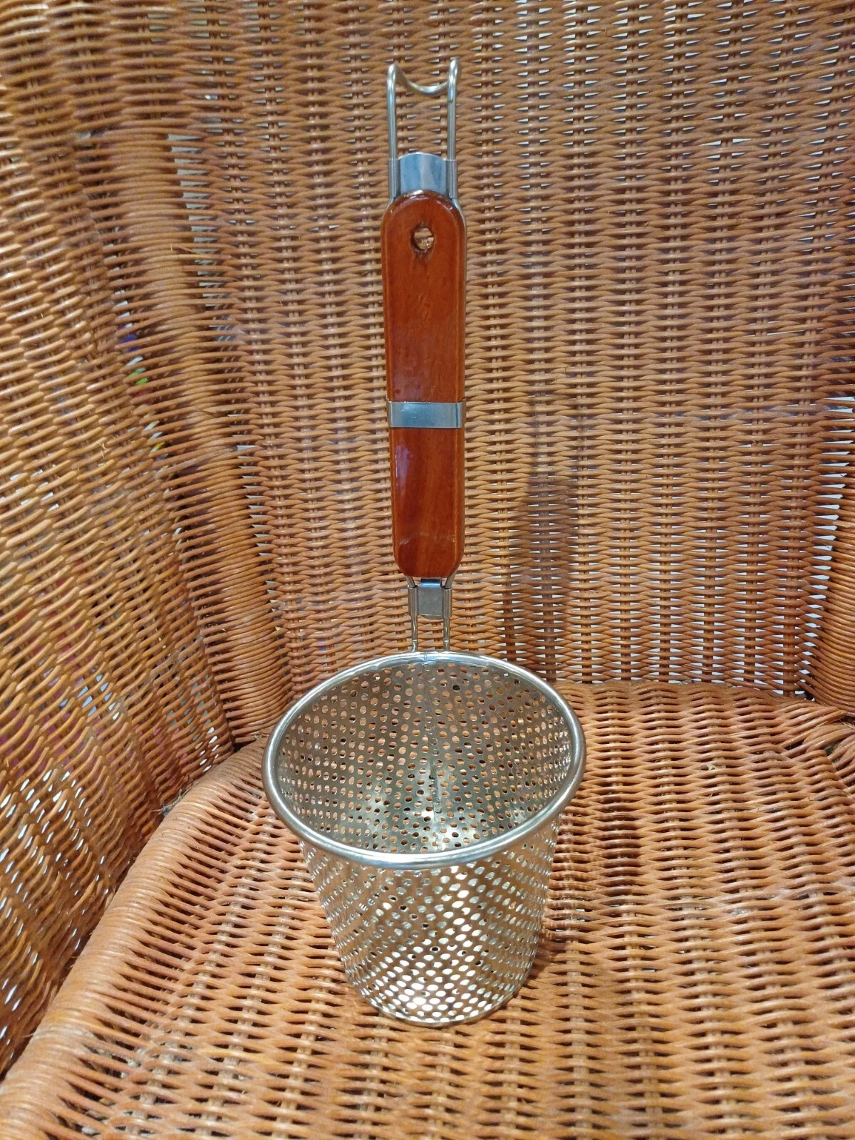 Tomkin noodle/pasta wooden handled strainer (162)