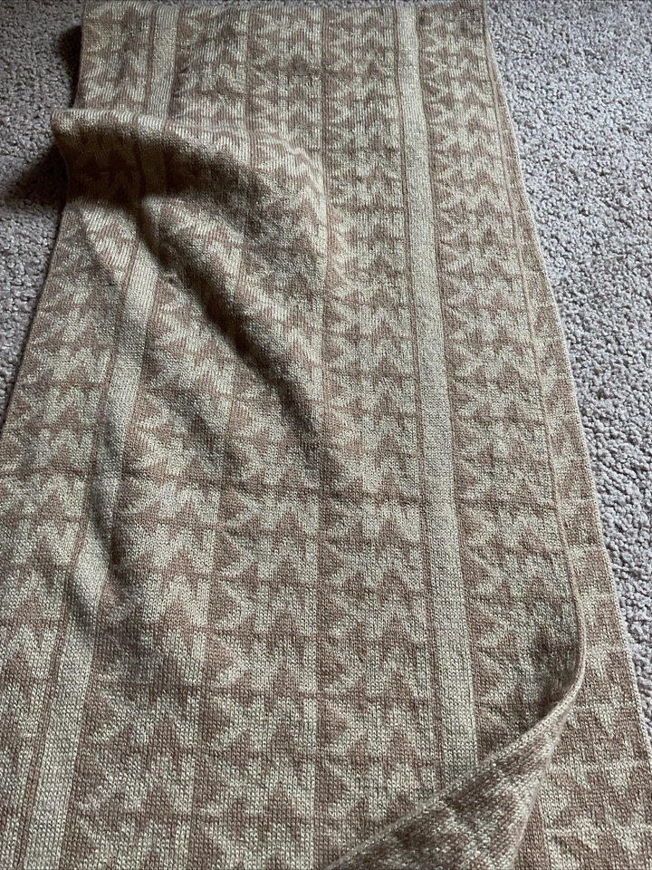 Bufanda inicial Michael Michael Kors, acento metálico dorado Foto 3 de 4