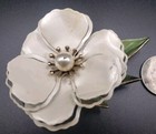 White Pearl Gold Enamel Flower Brooch Floral  1950s — photo 3