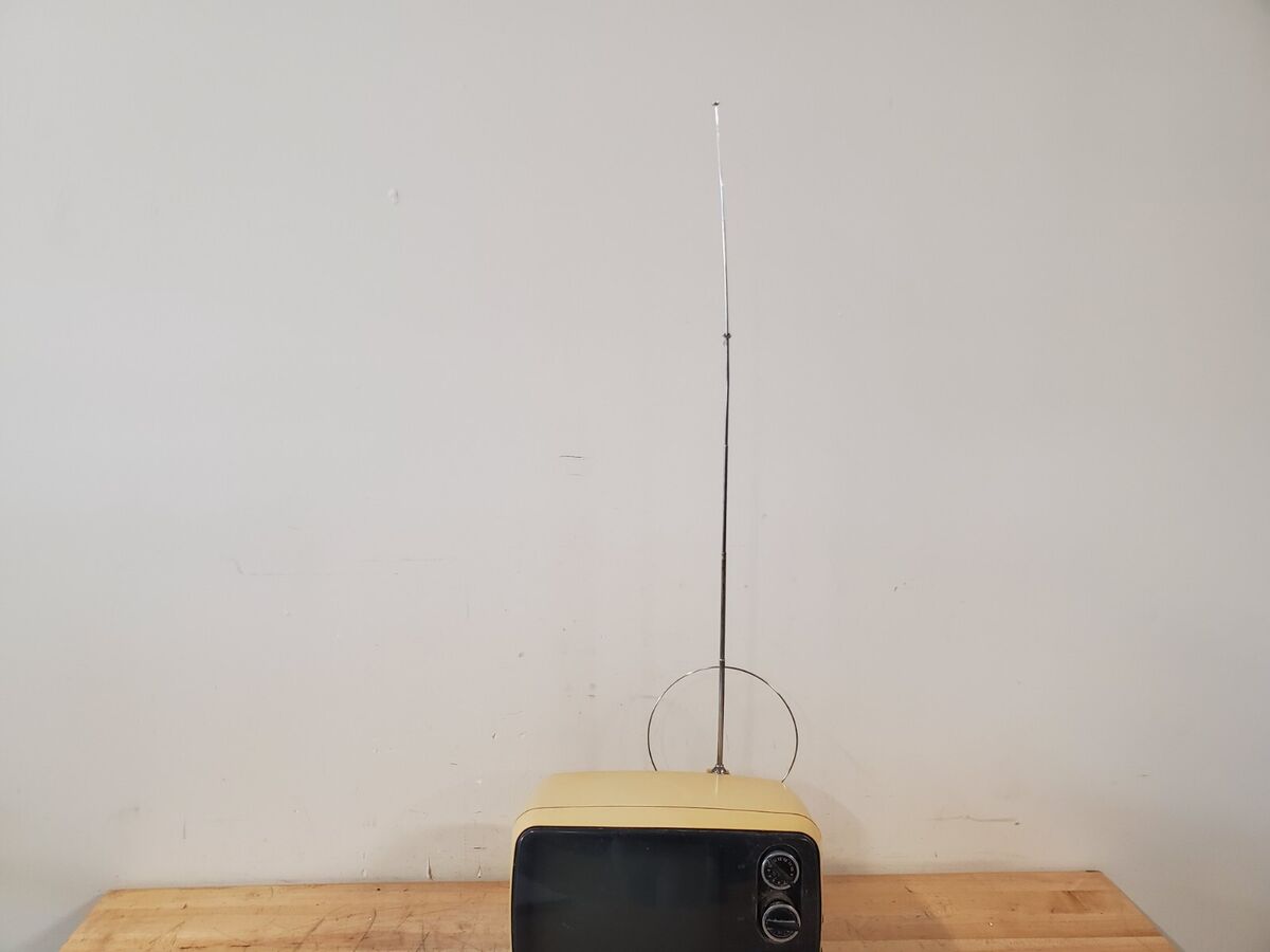 VINTAGE 1976 Hitachi I-28 TV Television - Untested - No VINTAGE 1976 Hitachi I-28 TV Television - Untested - No