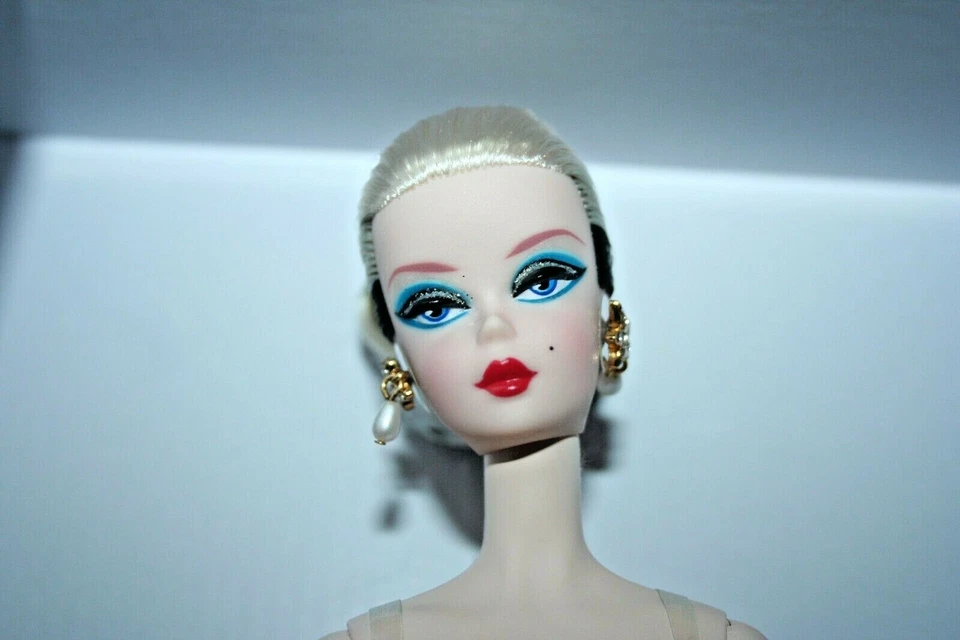 Barbie Signature Silkstone Moda Modelo Colección Blanco y Negro Muñeca Forever  Foto 2 de 4