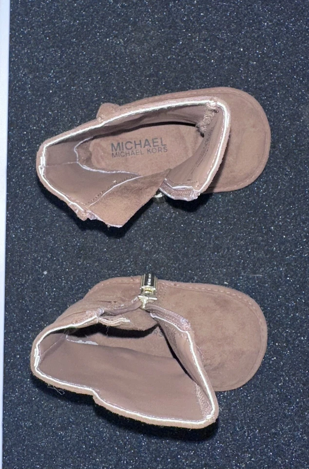 Botines infantiles Michael Kors de gamuza sintética talla uno Foto 4 de 4