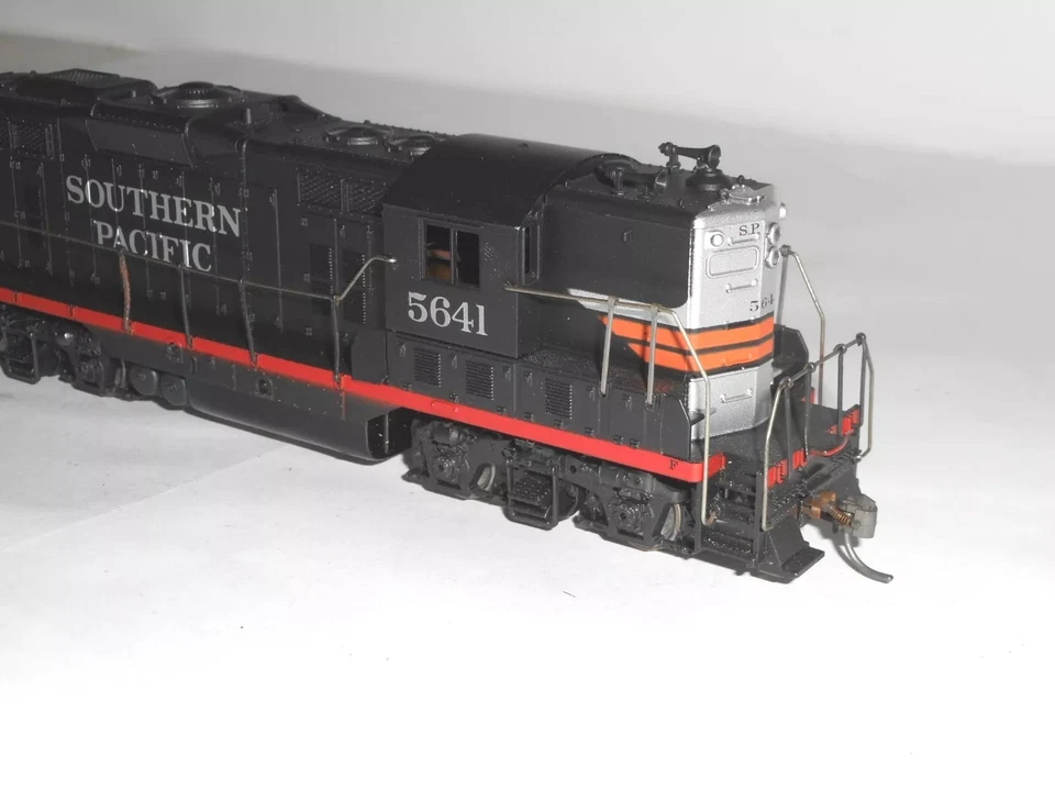 Athearn 3162 GP9 Southern Pacific Diesel. Excell cond. 2 rail DC analogue. HO. - Image 4 of 4