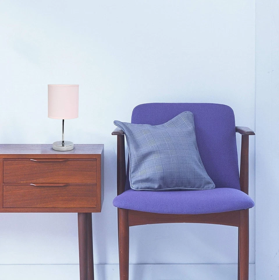 Mini abajur de mesa cromado elegante com LED branco macio - Ideal para quarto ou mesa - Imagem 4 de 4