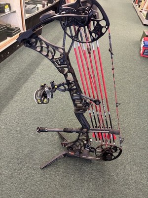 Mathews V3X 29 27''DL 75# DW Black Riser Fully Set Up Ready To Shoot