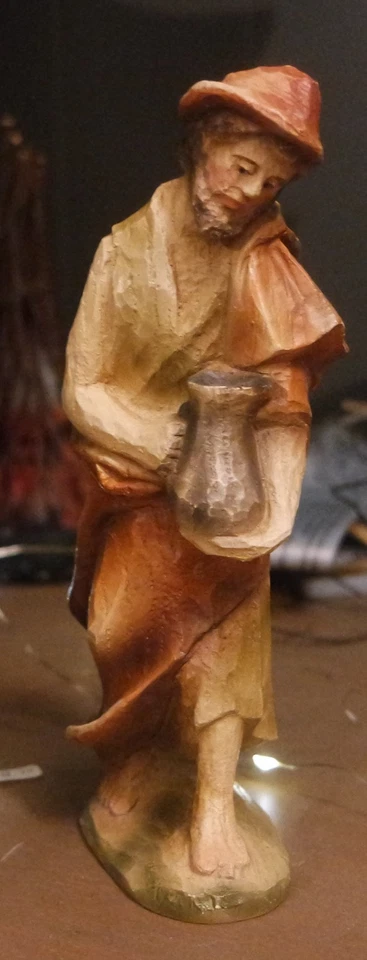 Krippenfigur Hirte mit Krug.   Für Krippen mit einer Josef Größe von  ca. 16 cm  - Bild 1 von 1