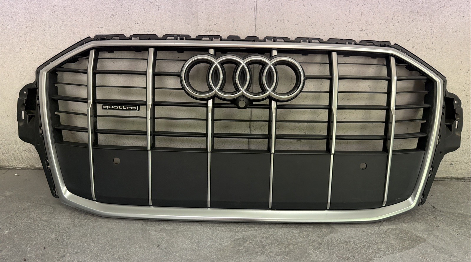 2017-2019 AUDI Q7 QUATTRO FRONT BUMPER UPPER GRILLE 4M0853651 OEM S LINE