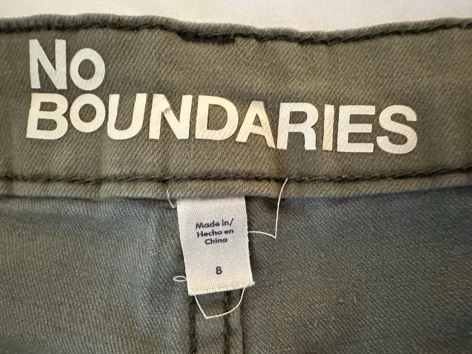 Pantalones cargo No Boundaries verde oliva | Talla 8 | Nuevos sin etiquetas (NUEVOS SIN ETIQUETAS)  Foto 3 de 4