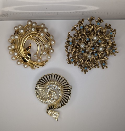 Vintage Abstract Floral Trifari Gold Tone Faux Pearl Crystal Pin Brooch Lot of 3 - Picture 13 of 13