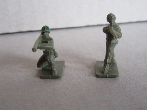 B747 Vintage Bündel 2 Soldaten Wetzstab & Panzerfaust Figürchen Toy Plastik Ho 2 - Bild 2 von 6