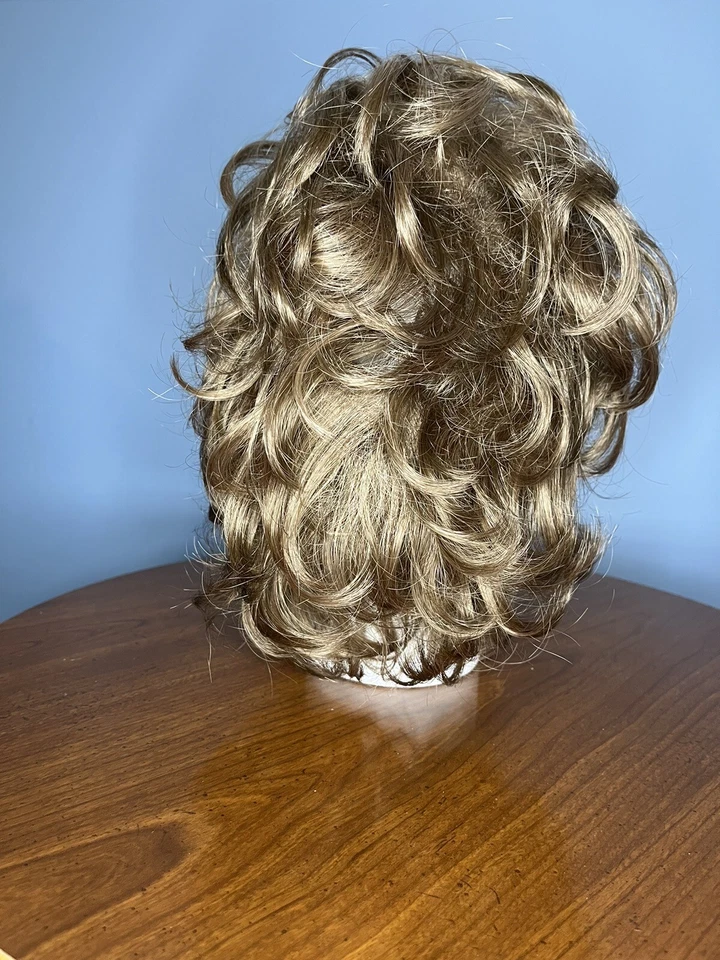 Peluca ondulada Revlon marrón claro 100 % Kanekalon R12 con forro de tapa, correa para la barbilla, caja Foto 2 de 4