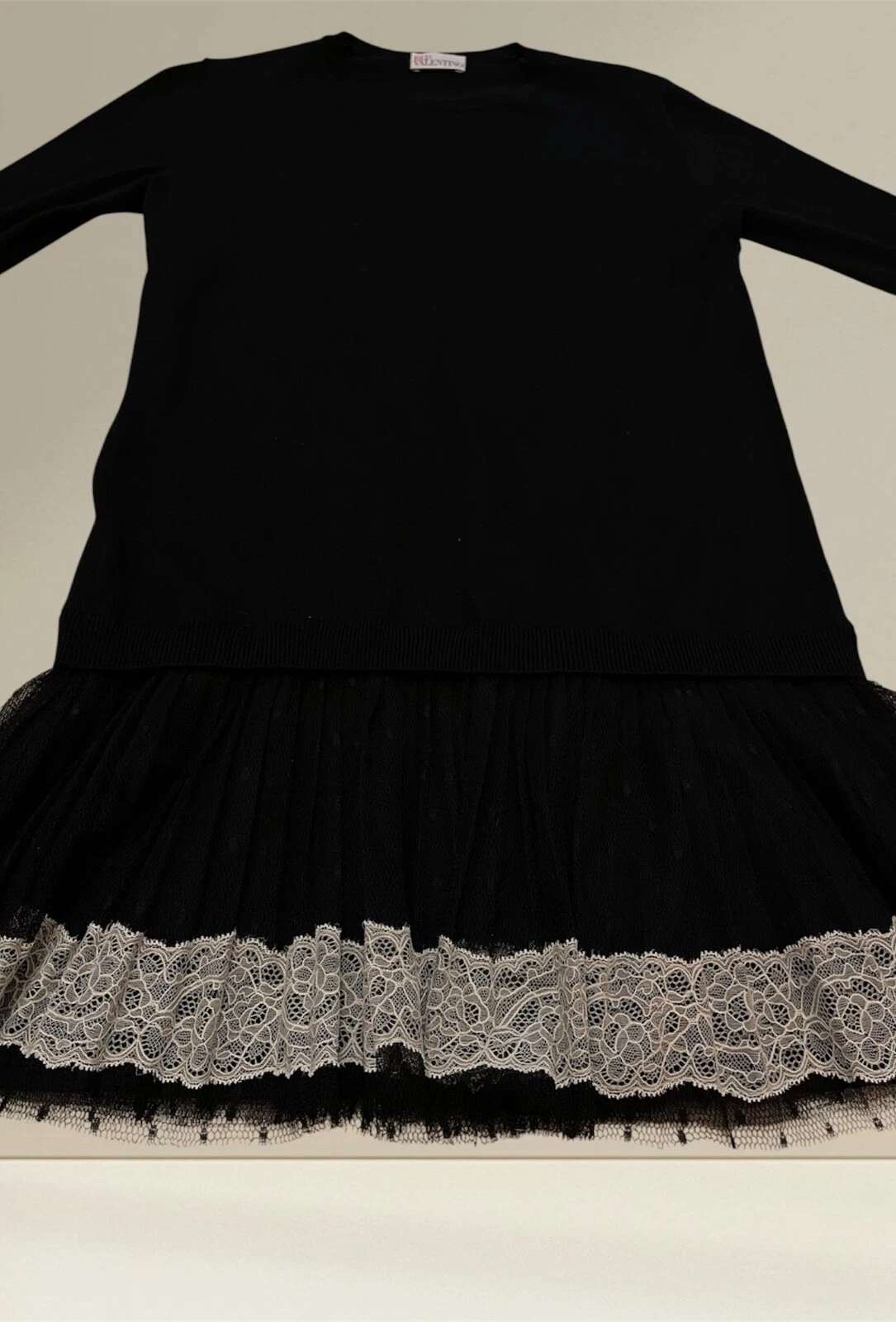 Abito rosso Valentino nero in lana con orlo in pizzo plissettato elegante manica lunga