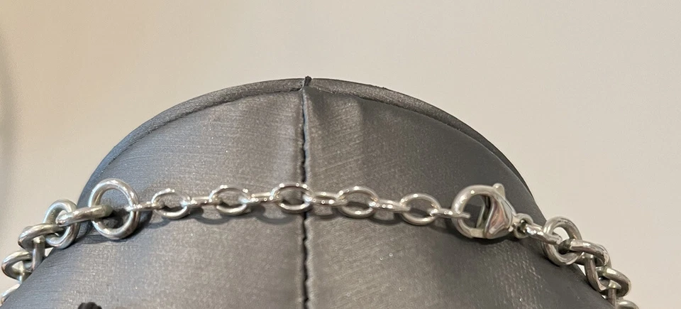 Collar Colgante Ovalado Inicial M Personalizado con Extensor - Plata de Ley 925 Foto 3 de 4