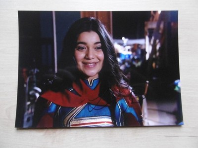 Iman Vellani ''Ms. Marvel'' Autogramm signed 13x18 cm Bild