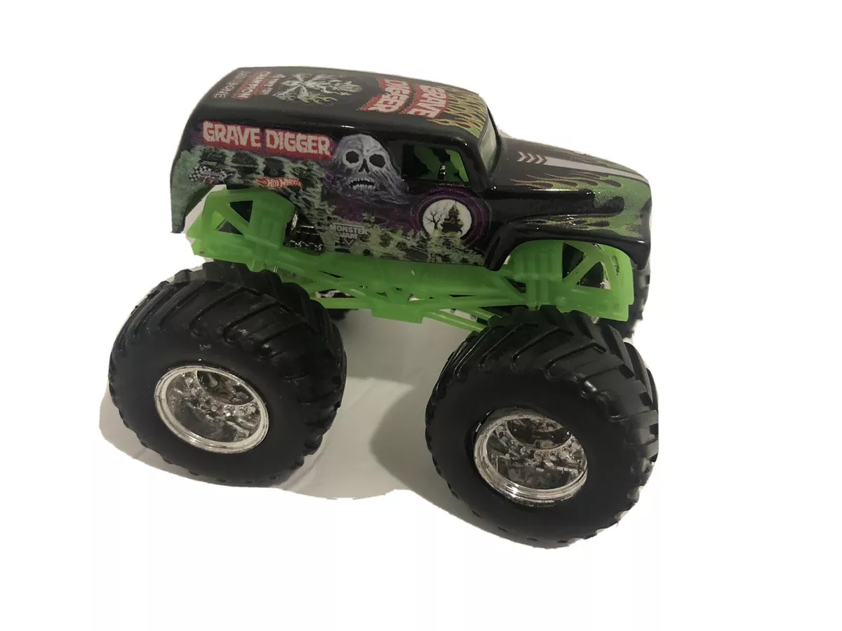 Hot Wheels Monster Jam Grave Digger Die-Cast Vehicle, 1:24 Scale, Black and  Green