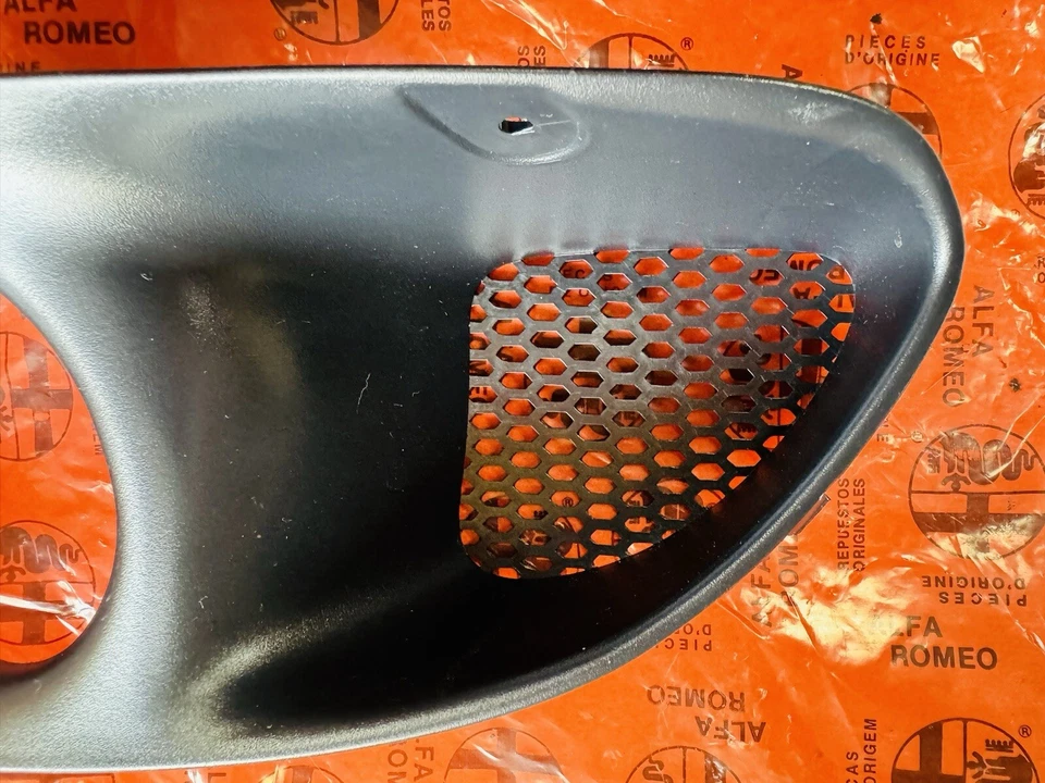 Tapicería antiniebla delantera Alfa Romeo 156 L/H 60623651 1998-2003 Foto 2 de 4