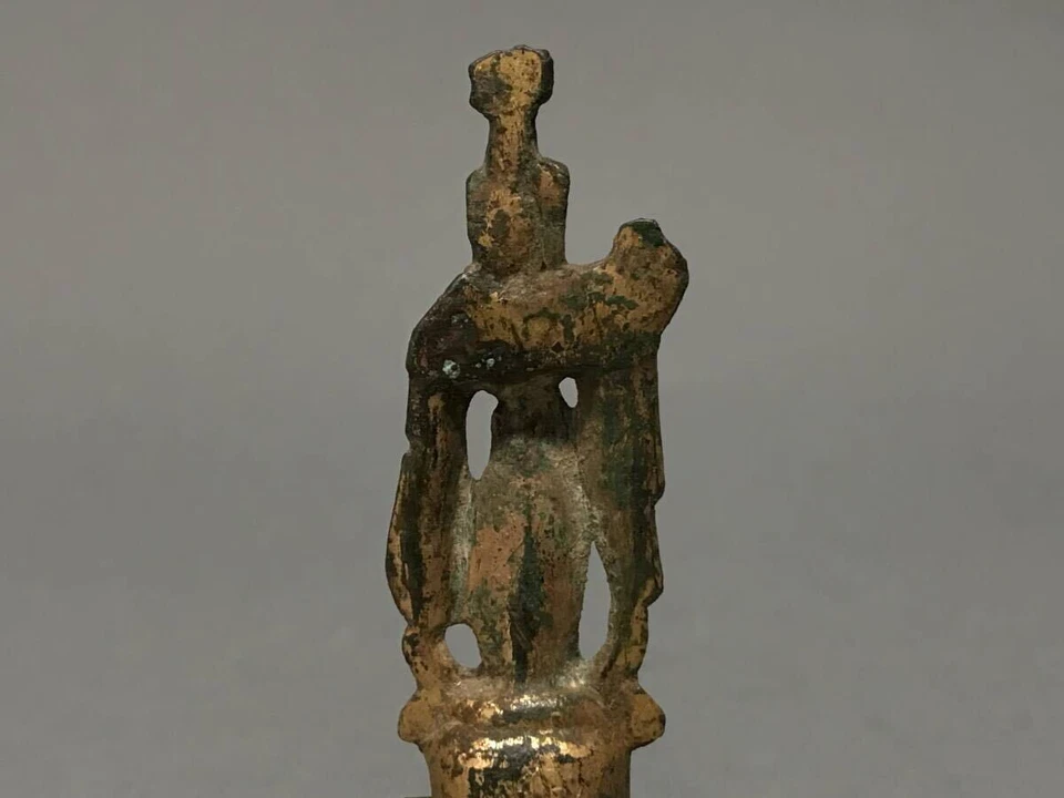 Antigua estatua china de Buda Guanyin de bronce dorado de la dinastía Tang 唐代 楊柳淨瓶觀音像 銅鎏金佛像 Foto 4 de 4