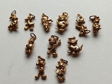 11 anciens petits pendentifs Walt Disney Mickey Minnie et autres vintage